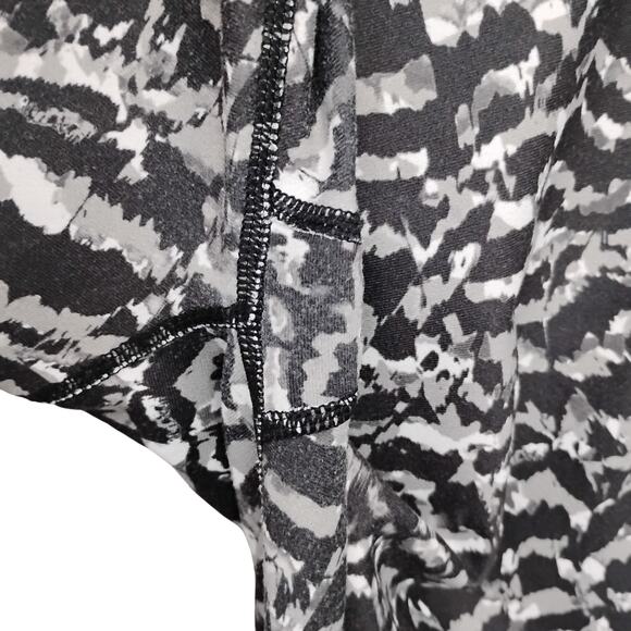 Fabletics Capri Leggings Size Small Black Gray Abstract Pattern Waistband Pocket - Picture 7 of 7